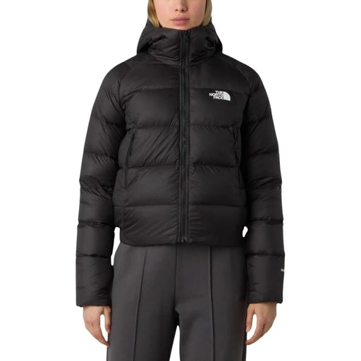 Veste à capuche The North Face pour femme, en nylon noir, matelassée, avec logo sur la poitrine.