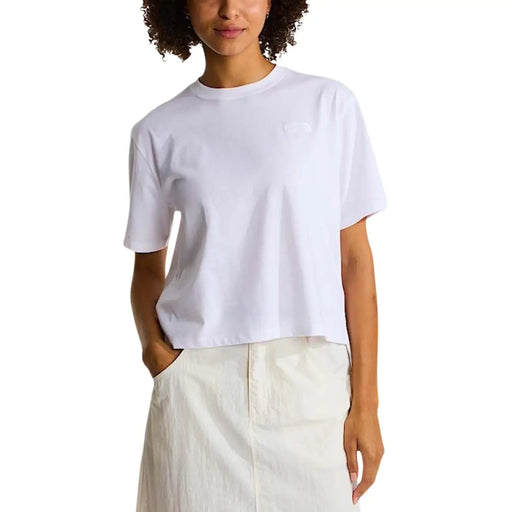 T-shirt blanc court à col rond avec logo discret sur la poitrine, en mélange de coton, de la marque The North Face pour femme.