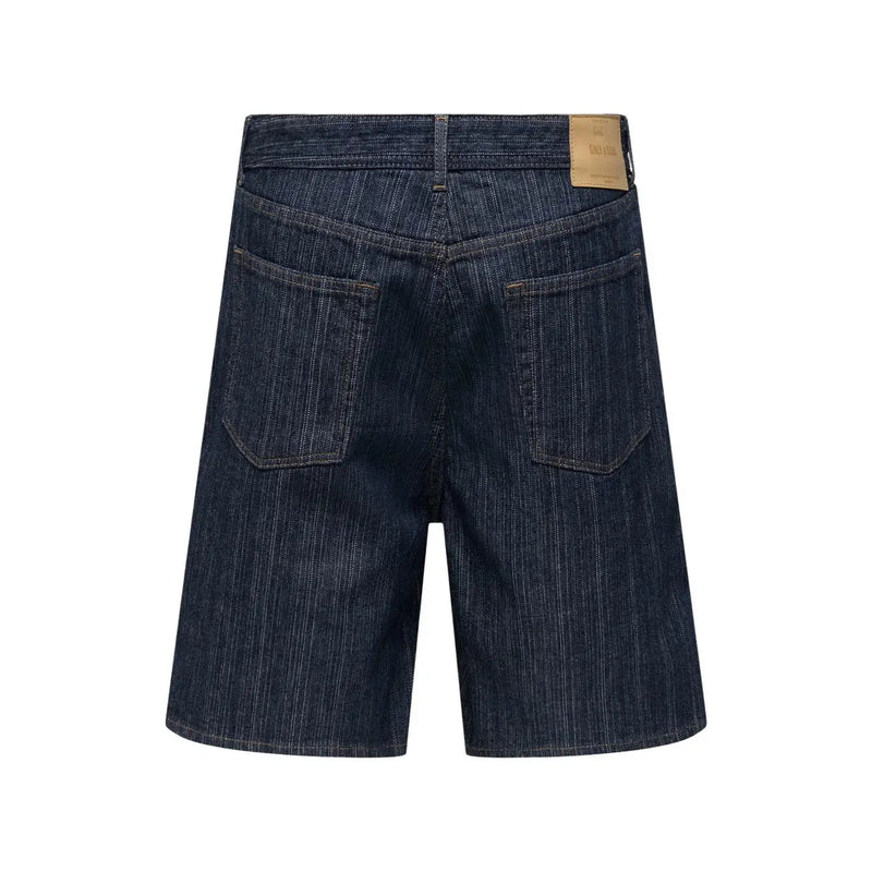 Only Short ample ONSFA pour femme, bleu indigo foncé à rayures verticales et étiquette en cuir beige, vue de face