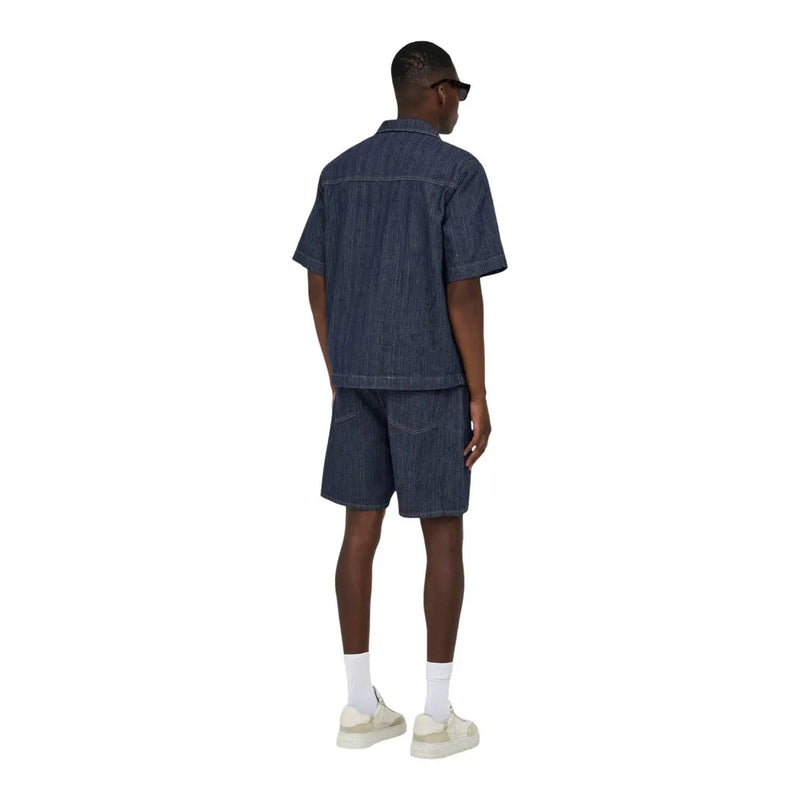 Only Short ample ONSFA pour homme en denim bleu foncé à fines rayures verticales, porté par un mannequin (vue de face)