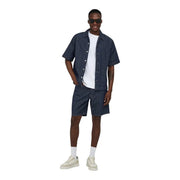 Only Short ample, chemise en jean bleu marine à fines rayures, manches courtes, fermeture boutonnée et col apparent.