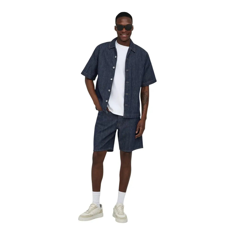 Only Short ample, chemise en jean bleu marine à fines rayures, manches courtes, fermeture boutonnée et col apparent.