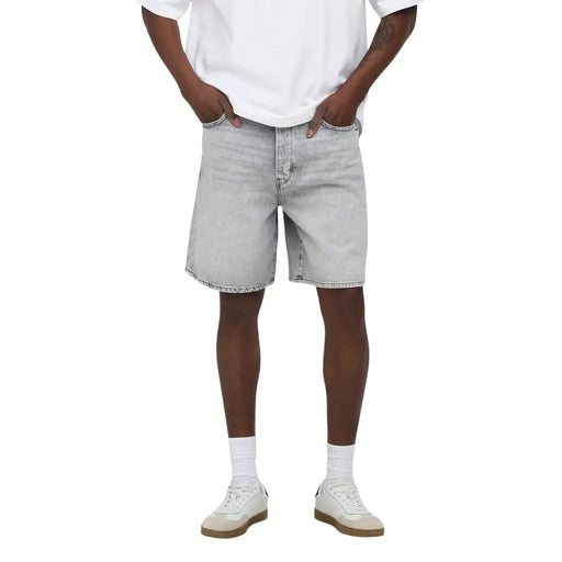 Only Short pour femme en denim clair, coupe classique cinq poches et ourlet effiloché, vue de face