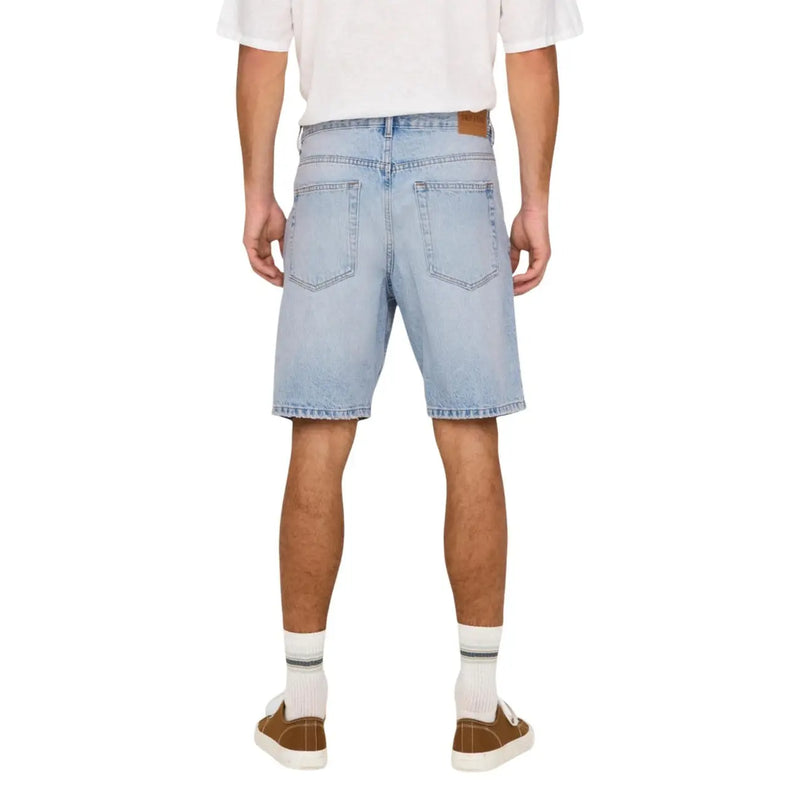 Only Short en jean clair pour femme, coupe classique cinq poches et ourlet effiloché, vue de face