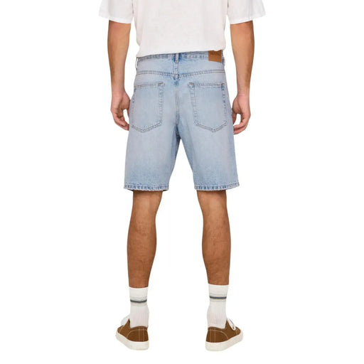 Only Short en jean clair pour femme, coupe classique cinq poches et ourlet effiloché, vue de face
