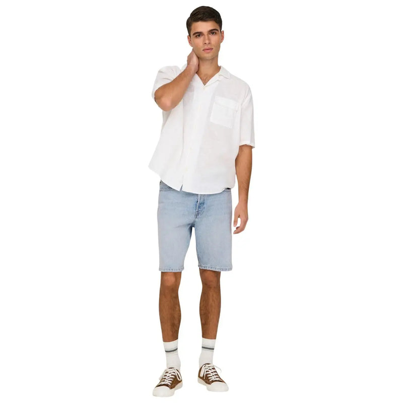 Only Chemise blanche à manches courtes pour homme, boutonnée, avec poche poitrine et coupe décontractée (vue de face)