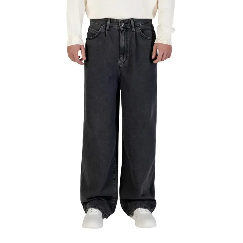 Only Jean noir en coton pour homme, coupe large et cinq poches classiques, vu de face.