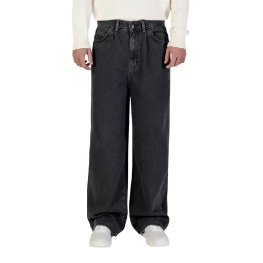 Only Jean noir en coton pour homme, coupe large et cinq poches classiques, vu de face.