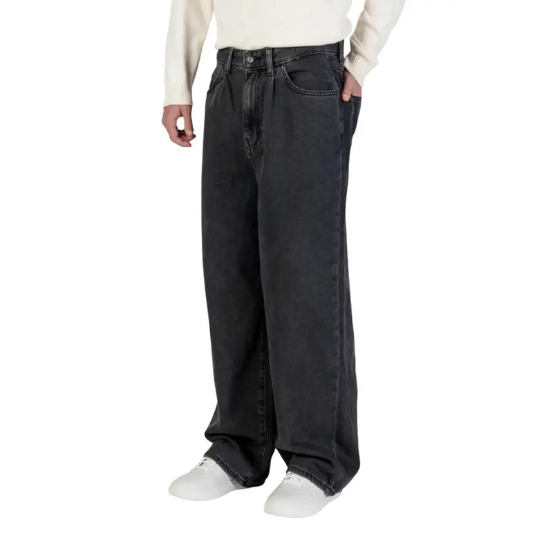 Only Jean en coton noir pour homme, gris foncé, jambes larges, coupe décontractée et coutures classiques.