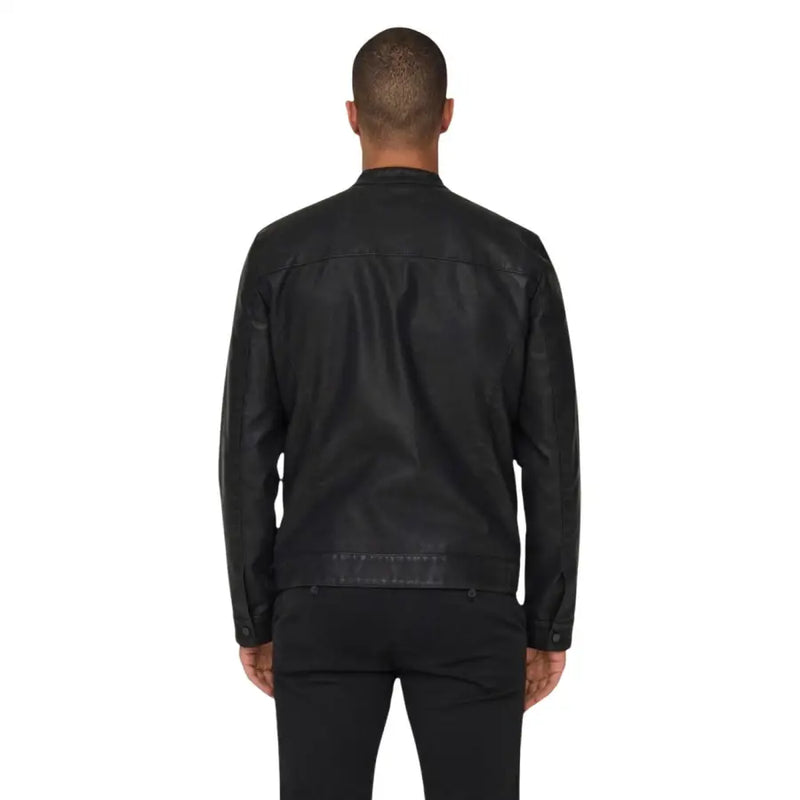 Only Blazer noir zippé pour homme, en polyester et polyuréthane, avec une finition mate élégante et des détails de couture discrets.