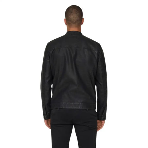 Only Blazer noir zippé pour homme, en polyester et polyuréthane, avec une finition mate élégante et des détails de couture discrets.