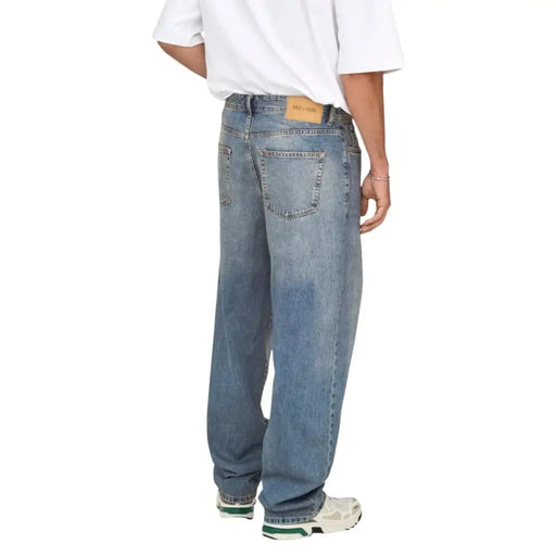 verso de only Jean homme en coton bleu bio, délavage clair, coupe ample et décontractée, poches classiques