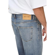 verso de only Jean bleu en coton biologique pour homme, avec poche classique et étiquette de marque en cuir beige.