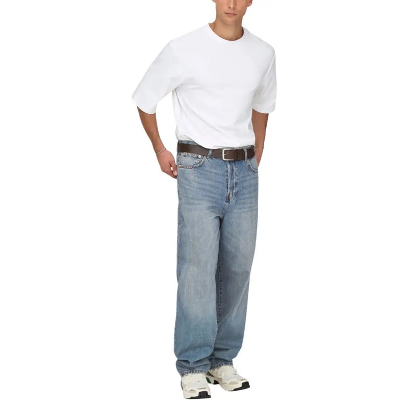 Only Jean bleu en coton biologique pour homme, coupe droite décontractée et délavage clair, avec un design classique à cinq poches.