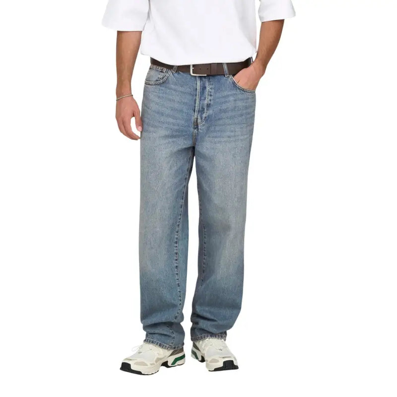 Only Jean en denim bleu clair délavé pour homme, coupe droite et cinq poches, en mélange de coton biologique.