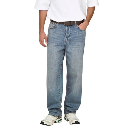 Only Jean en denim bleu clair délavé pour homme, coupe droite et cinq poches, en mélange de coton biologique.