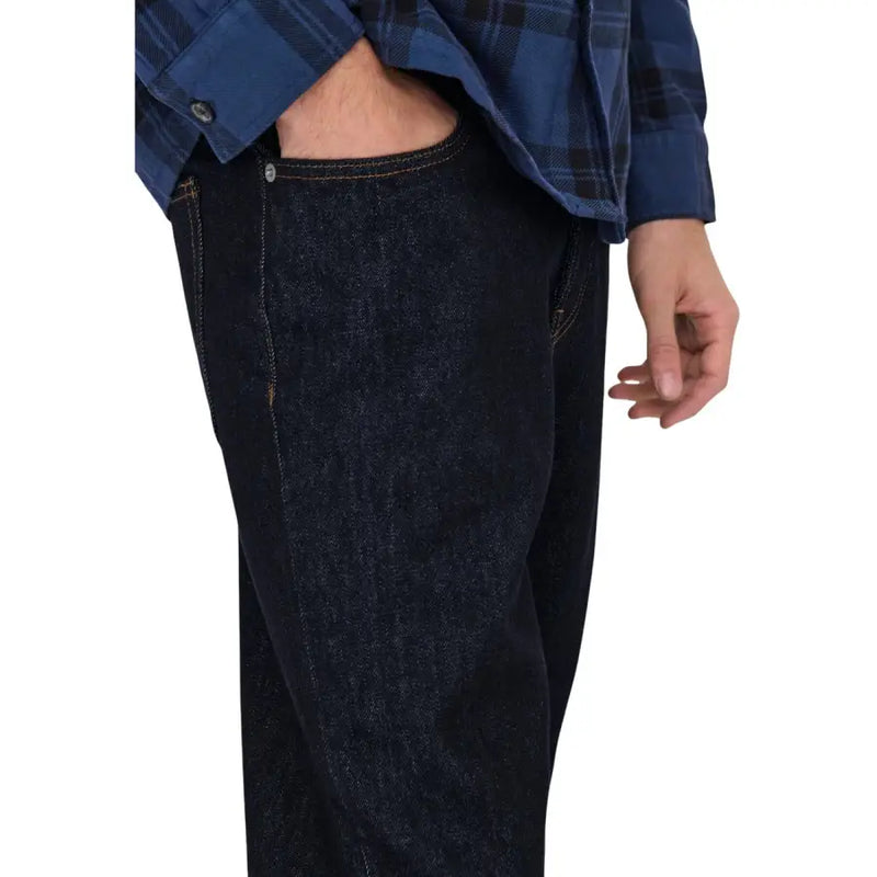 Only Jean pour homme en coton biologique bleu indigo foncé, coupe droite et surpiqûres apparentes.