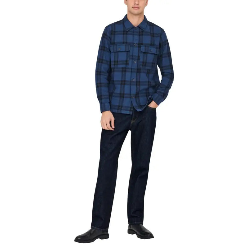Chemise en flanelle à carreaux bleu marine foncés et noirs, avec poches poitrine et fermeture boutonnée sur le devant, pour hommes