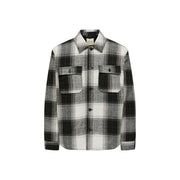 Only Blazer à carreaux pour homme en polyester noir, avec une chemise en flanelle à carreaux noirs et blancs et deux poches poitrine.