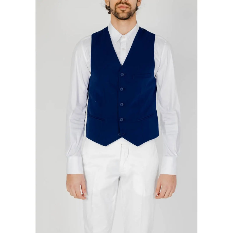 Only gilet pour homme et fils, bleu clair, boutonné, coupe ajustée, en tissu bleu marine légèrement texturé.