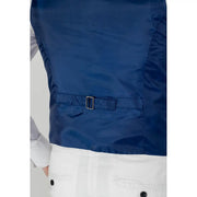 Only Gilet pour homme and Sons en satin bleu marine avec boucle argentée à la taille, idéal pour les occasions formelles.