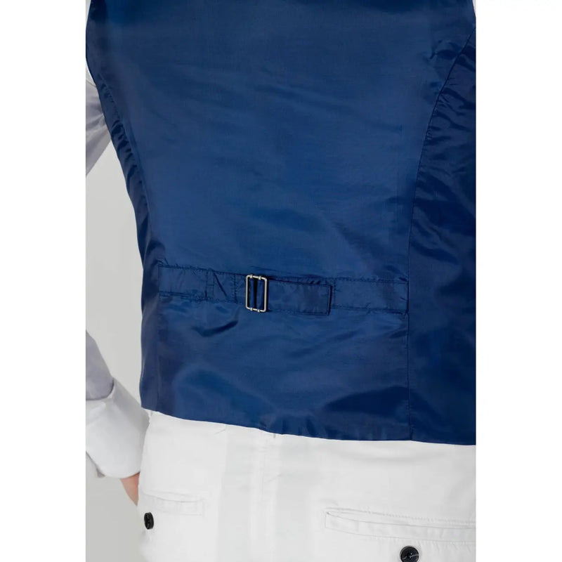 Only Gilet pour homme and Sons en satin bleu marine avec boucle argentée à la taille, idéal pour les occasions formelles.