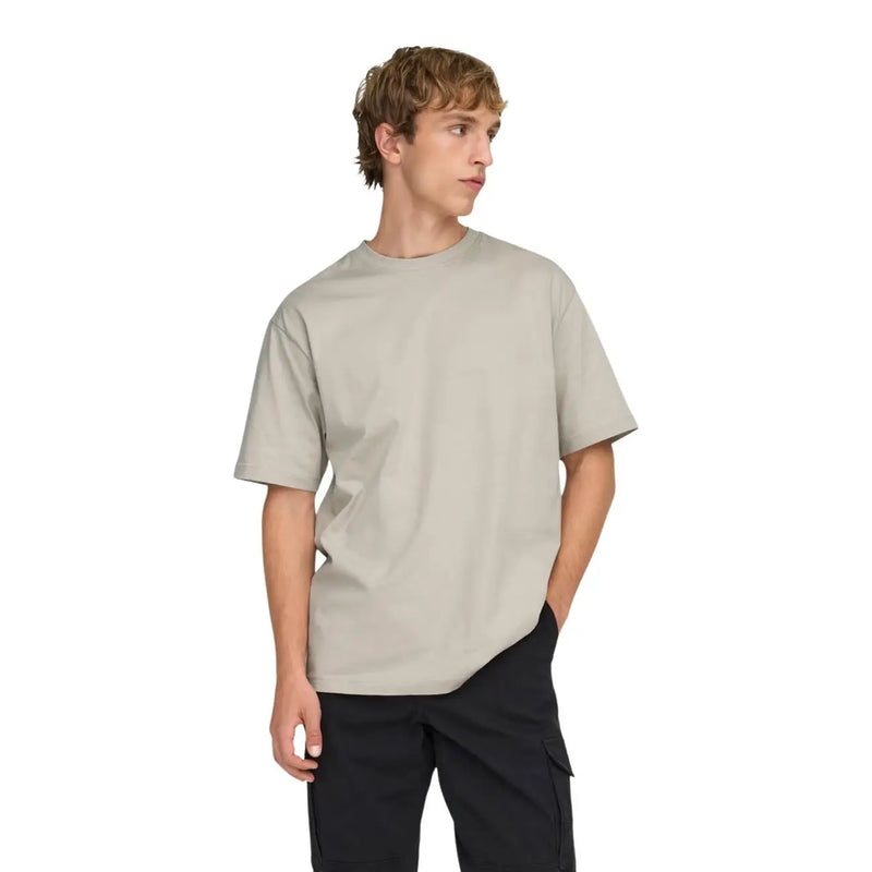 Only T-shirt homme en coton vert, coupe décontractée, confectionné dans un tissu en coton beige clair à col rond.