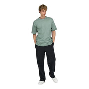 Un homme portant un Only T-shirt homme en coton vert, coupe décontractée, col rond vert sauge doux et discret.
