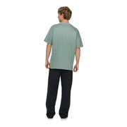Un homme portant un only T-shirt en coton vert pour homme, coupe décontractée, couleur vert sauge douce et discrète.