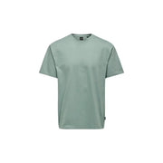 Only T-shirt homme vert en coton, coupe décontractée, col rond minimaliste, tissu doux et lisse, finitions de couture discrètes.