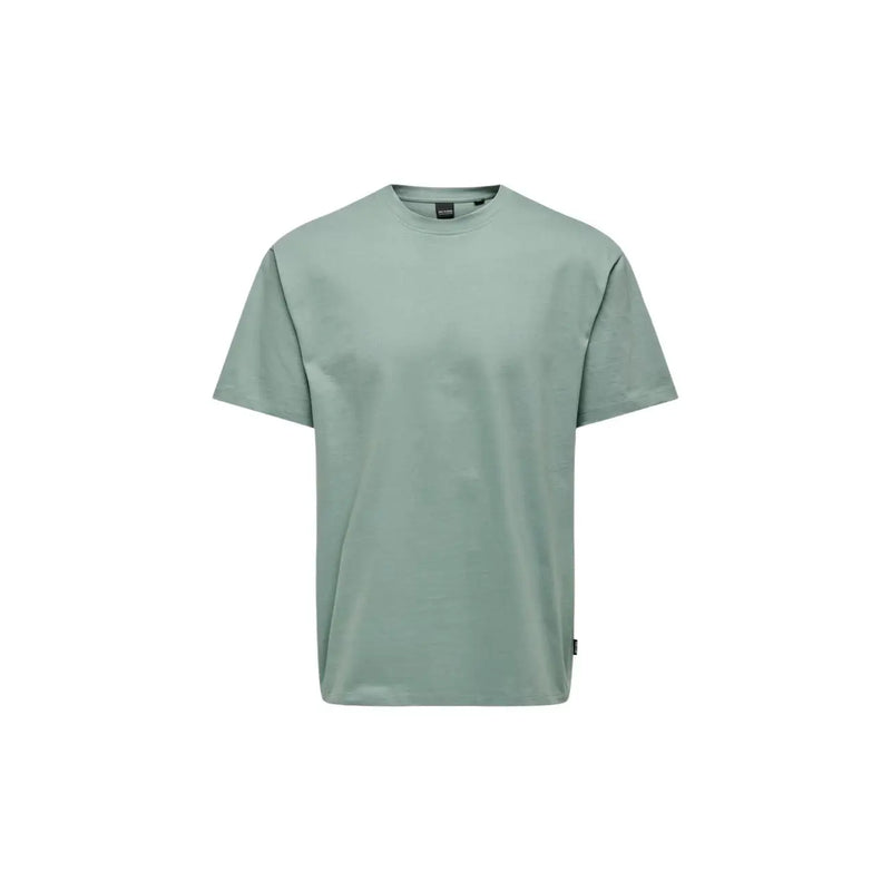 Only T-shirt homme vert en coton, coupe décontractée, col rond minimaliste, tissu doux et lisse, finitions de couture discrètes.