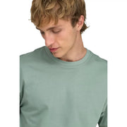 Only T-shirt homme en coton vert sauge, manches longues, col rond et coupe décontractée.