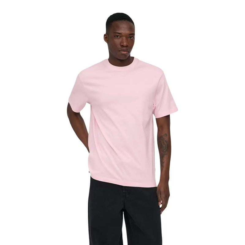 Only T-shirt homme vert en coton, coupe décontractée, présenté ici en rose pâle, manches courtes, col rond, tissu lisse.