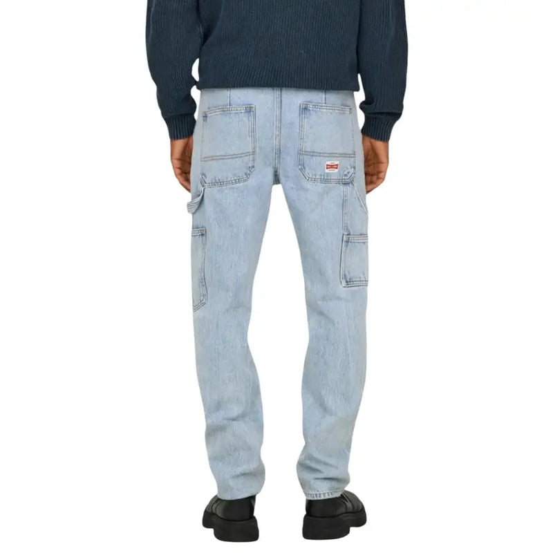 verso de only Pantalon cargo en denim bleu clair délavé pour homme, avec de multiples poches et un écusson rouge de la marque.