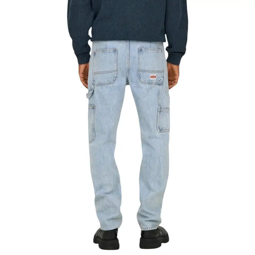 verso de only Pantalon cargo en denim bleu clair délavé pour homme, avec de multiples poches et un écusson rouge de la marque.