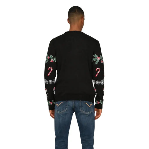 Only Pull en maille noire à col rond pour homme, en acrylique, orné de motifs festifs de cannes de Noël rouges et vertes, de houx et de flocons de neige.