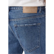 verso de only Jean en coton bleu clair pour homme, avec un écusson de marque en cuir beige sur la ceinture.