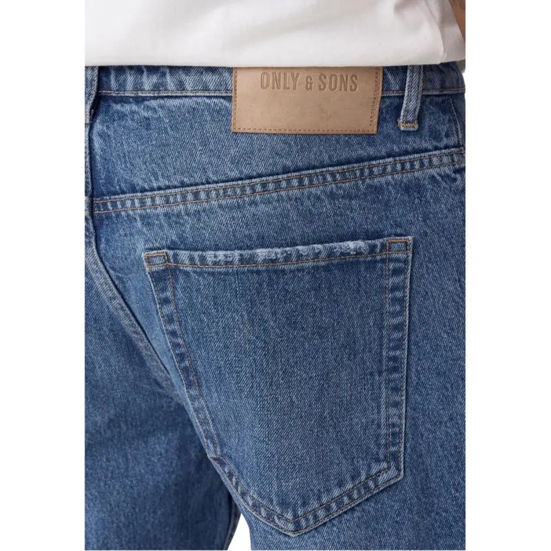 verso de only Jean en coton bleu clair pour homme, avec un écusson de marque en cuir beige sur la ceinture.