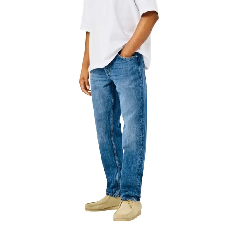 Only Jean en coton bleu clair pour homme, coupe décontractée, denim bleu classique et délavage subtil, vue de côté avant