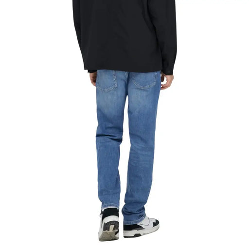 Only Jean en coton bleu clair pour homme, coupe droite classique et délavage subtil du denim.