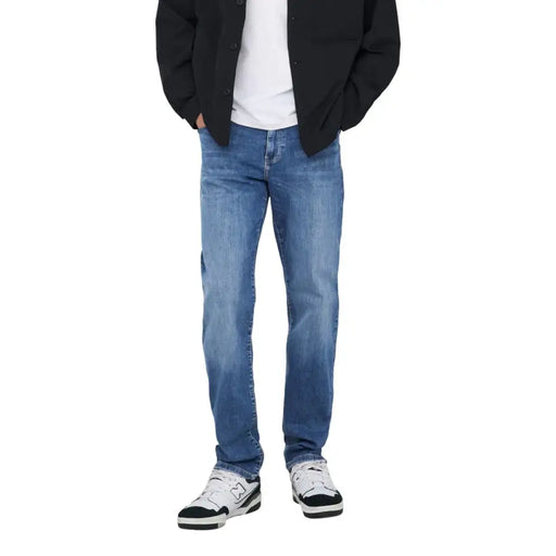 Only Jean en coton bleu clair pour homme, de la marque and Sons, avec un délavage moyen, une coupe droite classique et un effet délavé subtil.