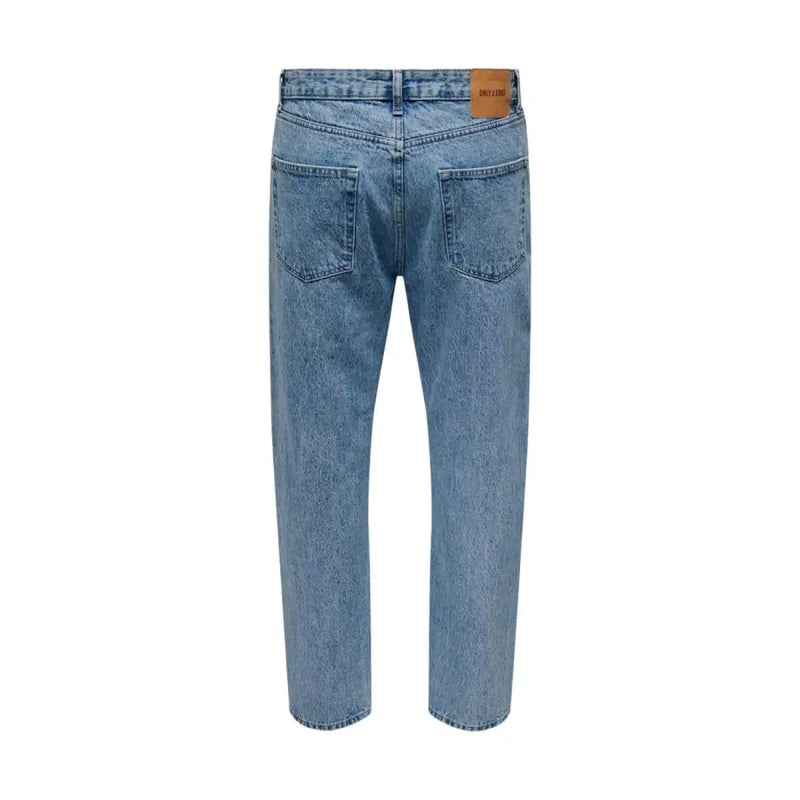 Only Jean en coton bleu clair pour homme de la marque and Sons, coupe droite classique et étiquette en cuir marron à la ceinture.