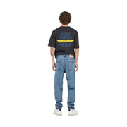 T-shirt en coton noir à manches courtes t-shirt avec un imprimé graphique de la tournée mondiale sur l'esclavage 84-85 associé à du bleu clair Only jeans et fils