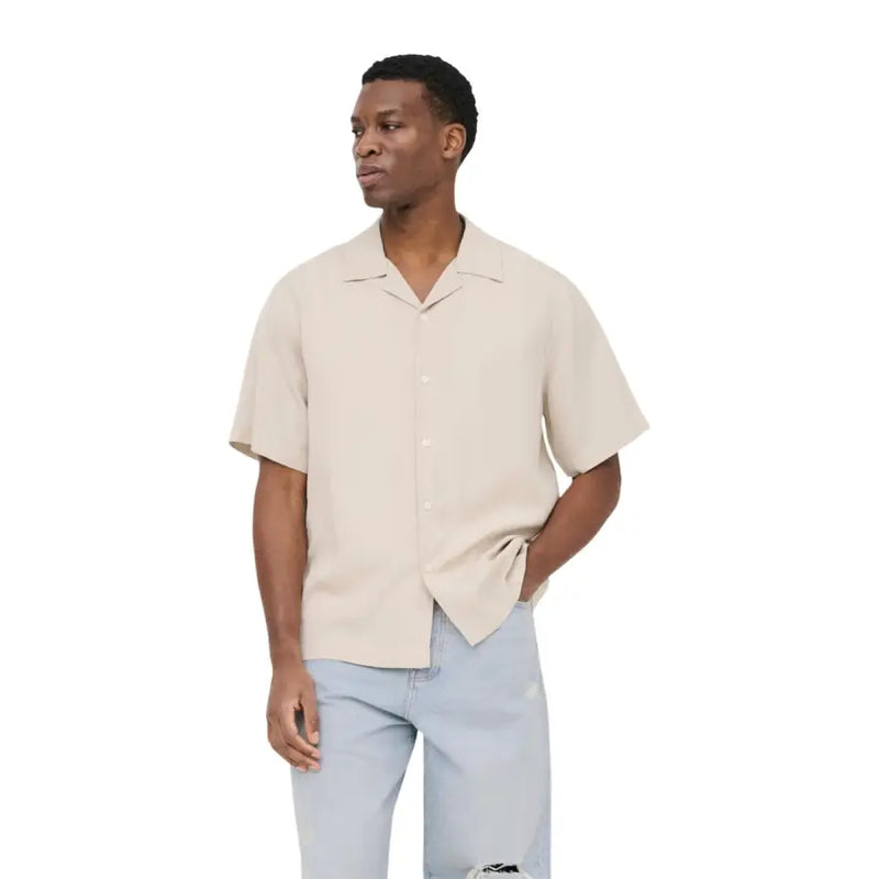 Chemise beige à manches courtes boutonnée avec col et ourlet asymétrique de Only Collection de chemises pour hommes Sons