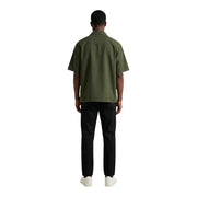 Chemise boutonnée à manches courtes vert olive de only & sons avec une coupe décontractée pour hommes