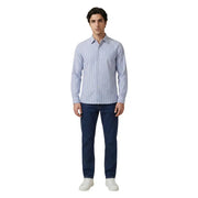Un homme portant un Only & Sons Chemise homme à manches longues à rayures verticales bleu clair et blanches