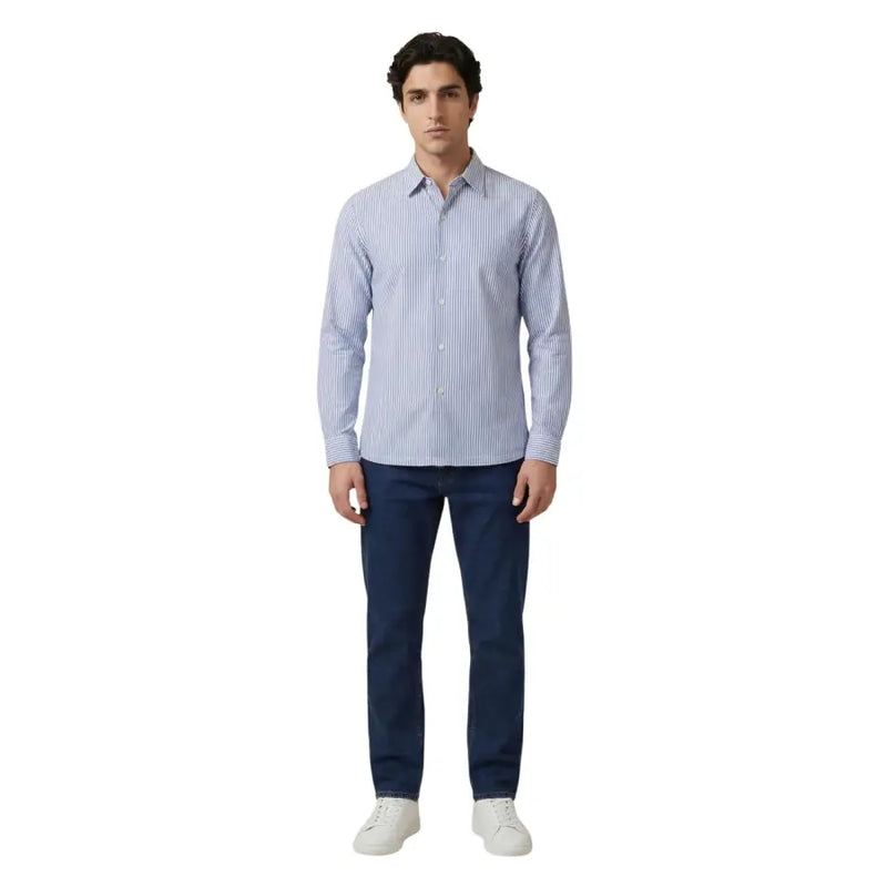 Un homme portant un Only & Sons Chemise homme à manches longues à rayures verticales bleu clair et blanches