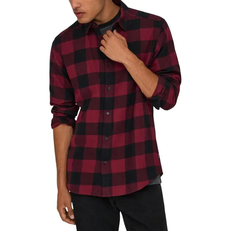 Only & Sons Chemise homme à manches longues boutonnée en coton doux à carreaux rouges et noirs, avec col et poignets classiques.