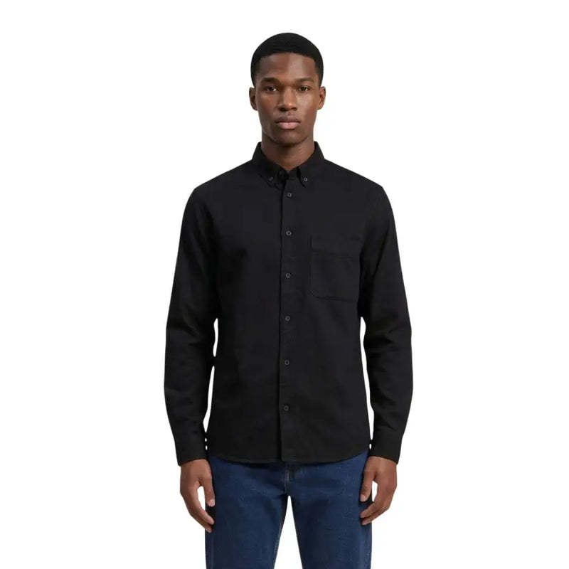 Only & Sons Chemise noire pour homme, à boutons, avec poche poitrine et manches longues, pour une tenue formelle ou décontractée.