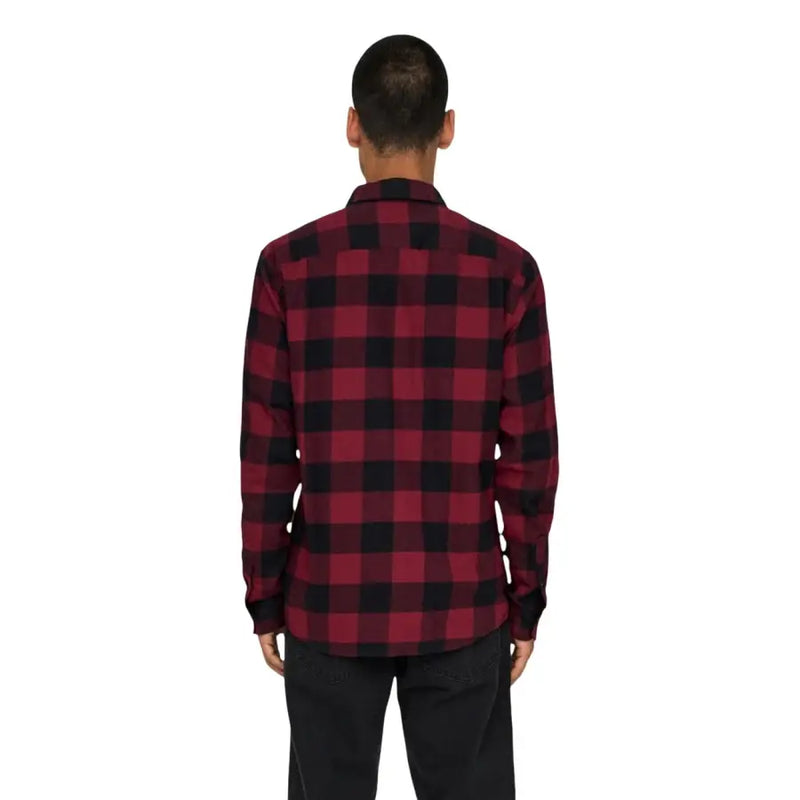 Only Chemise homme Sons à manches longues en flanelle à carreaux rouges et noirs, idéale pour une tenue décontractée.